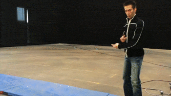 Flying MAGIC MAN Illusion Zauberer schwebt über die Bühne