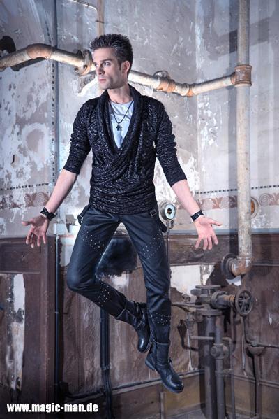 Zauberer MAGIC MAN mit der Flying Illusion Zauberer MAGIC MAN mit der Flying Illusion
