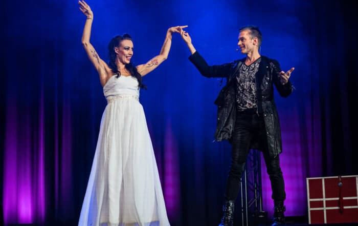 Zauberer MAGIC MAN mit seiner Theater Show auf der Kleinkunstbühne live