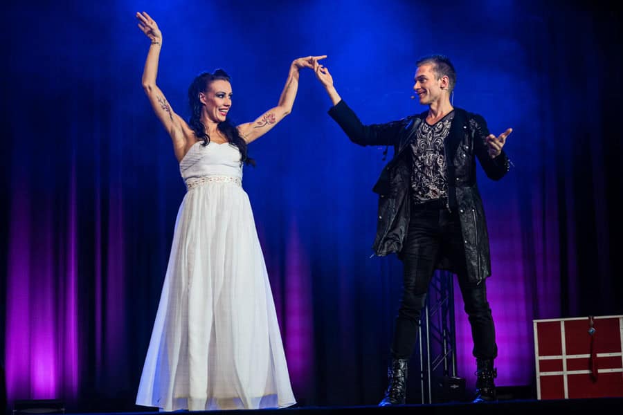 Zauberer MAGIC MAN mit seiner Theater Show auf der Kleinkunstbühne live