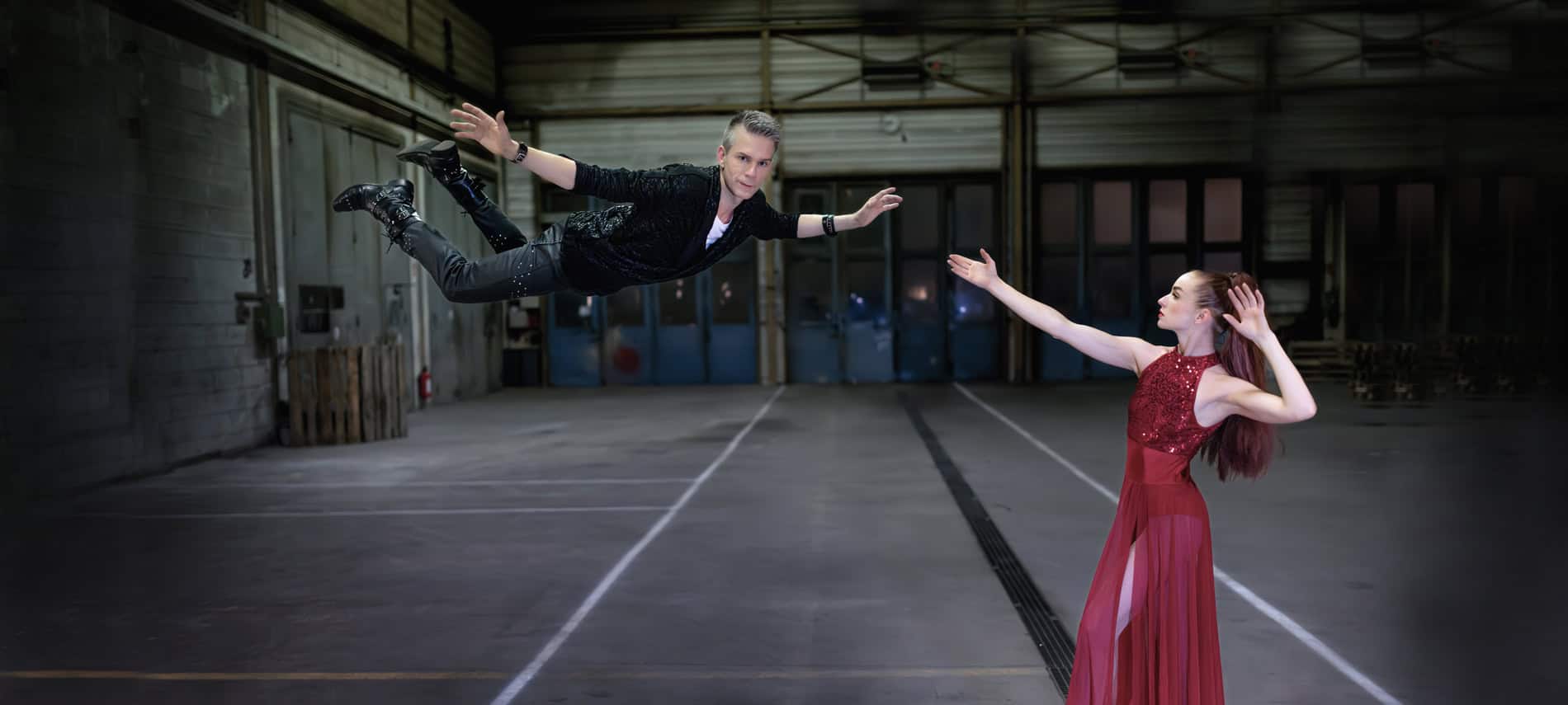 Flying Illusion - Zauberer Willi Auerbach schwebt - MAGIC MAN Illusionist