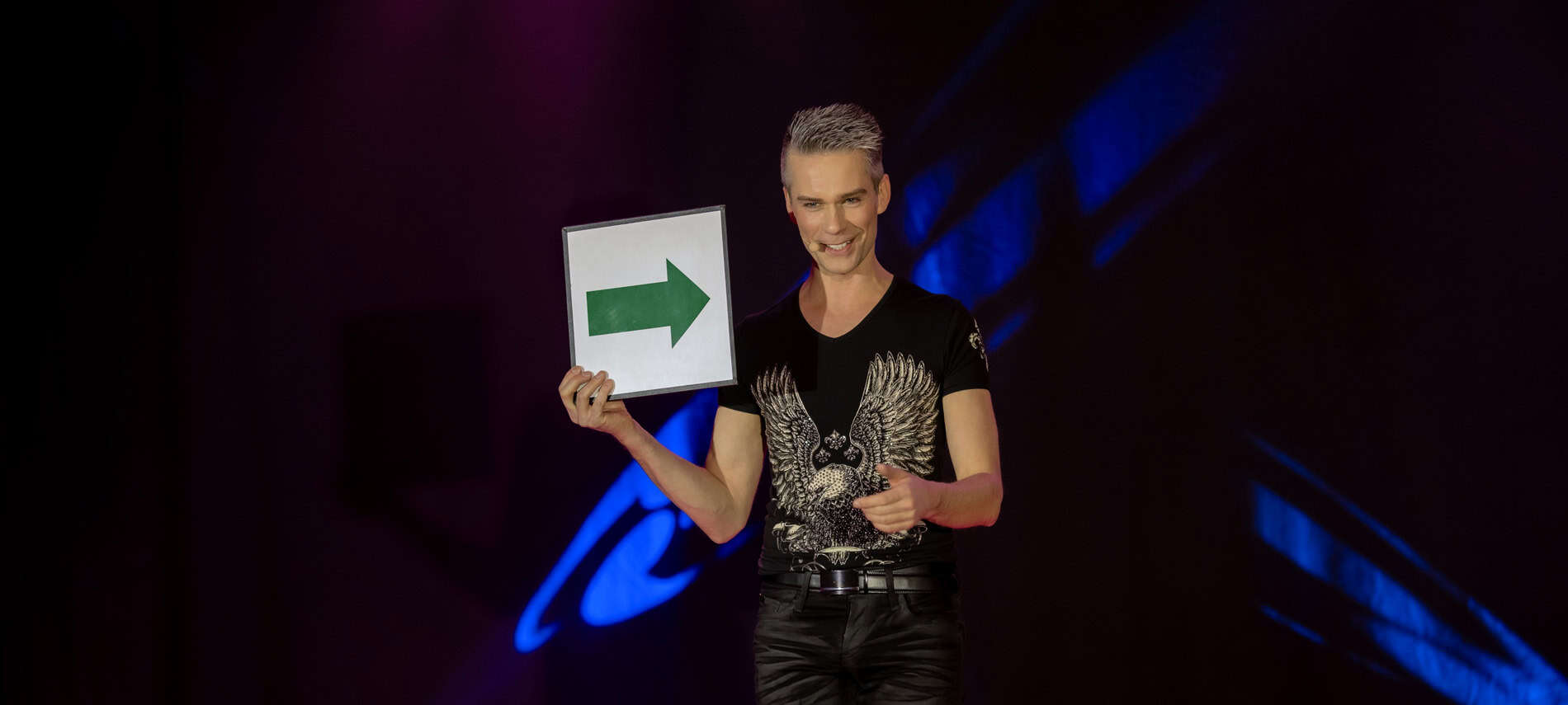 Zauberer MAGIC MAN präsentiert Zaubertrick auf der Showbühne