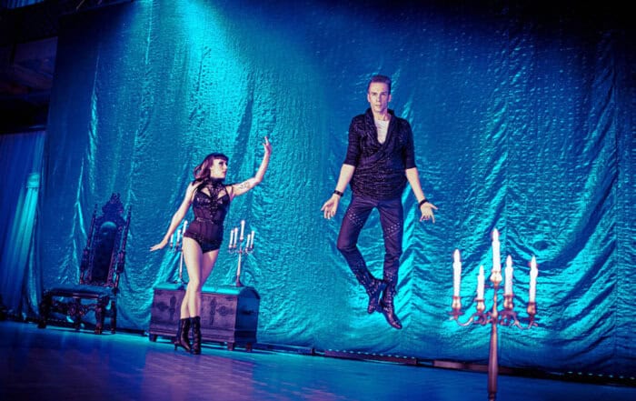 Illusionist fliegt schwerlos auf Bühne