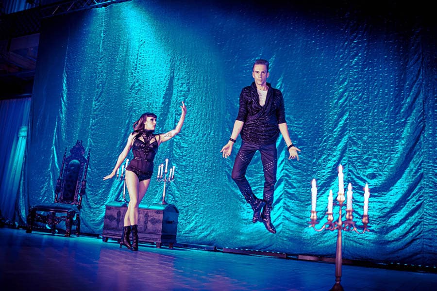 Flying Illusion Zaubertick Illusionist fliegt schwerlos auf Bühne