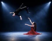 Zauberer MAGIC MAN schwerlos bei seiner FLYING ILLUSION