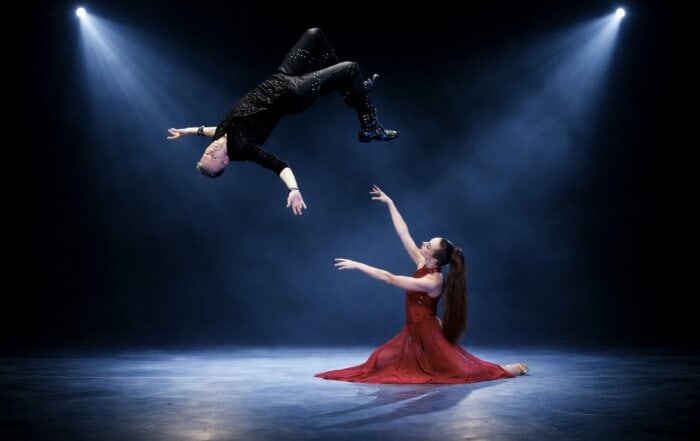 Zauberer MAGIC MAN schwerlos bei seiner FLYING ILLUSION