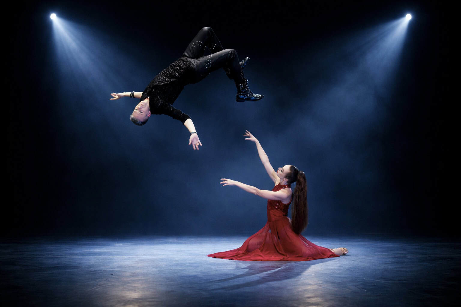 Zauberer MAGIC MAN schwerlos bei seiner FLYING ILLUSION