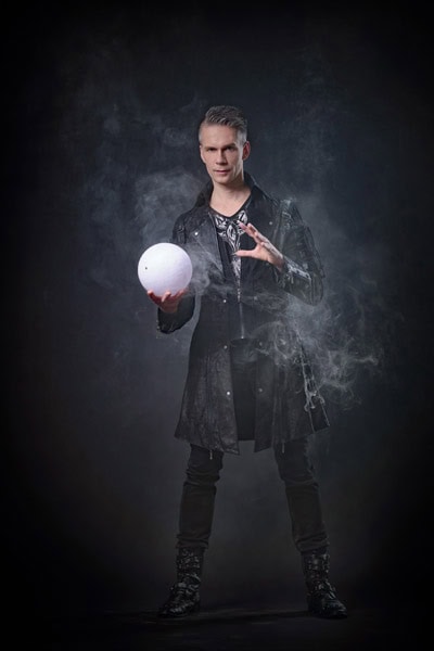 magic-man-zauberkuenstler-baden-wuerttemberg THE MAGIC MAN präsentiert eine leuchtende Illusion mit einer schwebenden Lichtkugel in Baden Württemberg