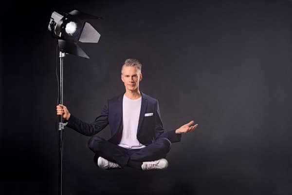 zauberkuenstler-karlsruhe MAGIC MAN Zauberer schwebt in Karlsruhe